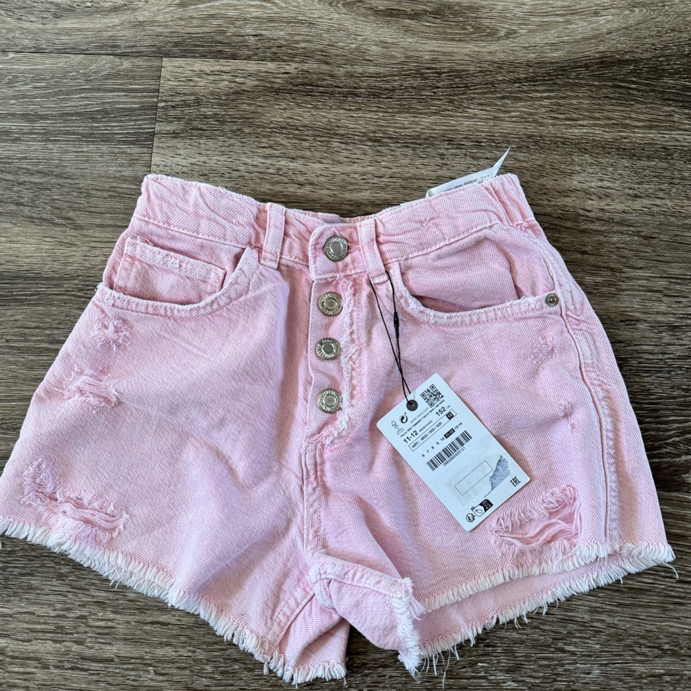 I am selling these brand new pink Zara shorts!